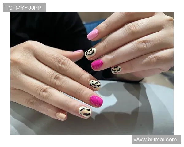 足球明星女友美甲风格大揭秘时尚潮流搭配尽显个性魅力